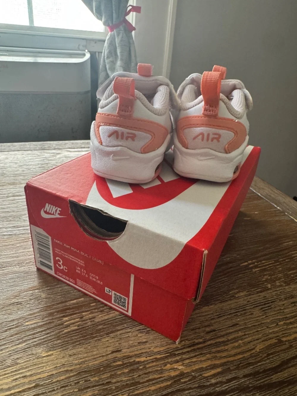 Nike Omni Multi-Court TD (Toddler/Baby) sneakers, in White/Coral Chalk/Sea C